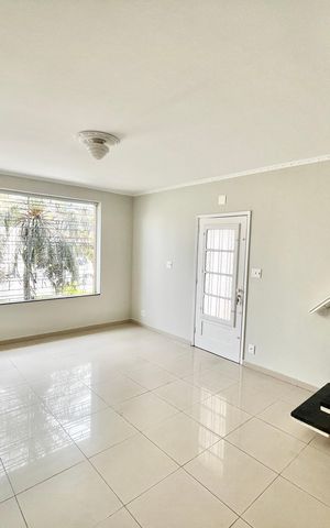 Casa à venda com 193m², 4 quartos e 2 vagas Casa à venda com 193m², 4 quartos e 2 vagasSala