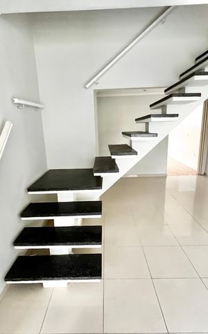 Casa à venda com 193m², 4 quartos e 2 vagas Casa à venda com 193m², 4 quartos e 2 vagasEscada