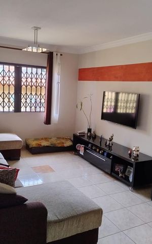 Casa para alugar com 280m², 4 quartos e 5 vagas Casa para alugar com 280m², 4 quartos e 5 vagasSala