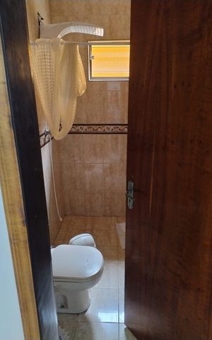 Casa para alugar com 280m², 4 quartos e 5 vagas Casa para alugar com 280m², 4 quartos e 5 vagasBanheiro social