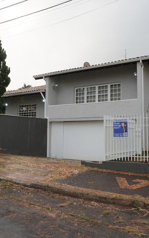 Casa para alugar com 330m², 3 quartos e 2 vagasFachada