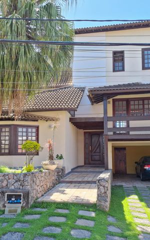 Casa de condomínio à venda com 450m², 3 quartos e 4 vagas Casa de condomínio à venda com 450m², 3 quartos e 4 vagasFachada
