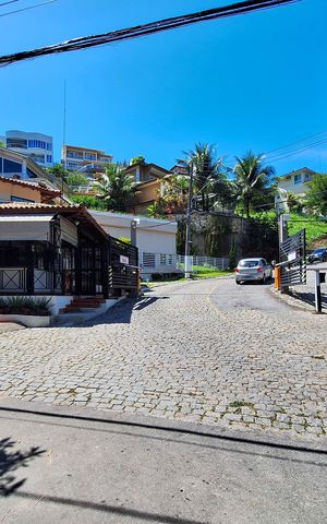Casa de condomínio à venda com 450m², 3 quartos e 4 vagas Casa de condomínio à venda com 450m², 3 quartos e 4 vagasFachada