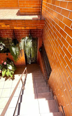Casa à venda com 120m², 2 quartos e 1 vaga Casa à venda com 120m², 2 quartos e 1 vagaEscada