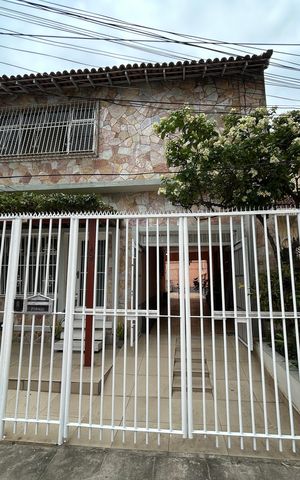 Casa para alugar com 110m², 3 quartos e 3 vagasFachada + plaquinha