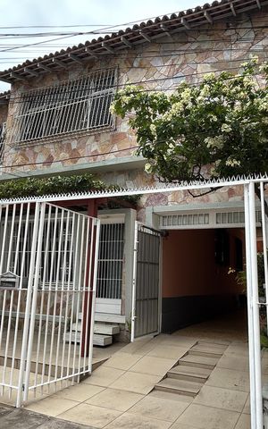 Casa para alugar com 110m², 3 quartos e 3 vagasFachada + plaquinha