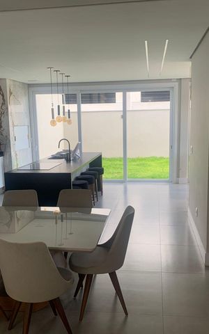 Casa à venda com 225m², 3 quartos e 4 vagas Casa à venda com 225m², 3 quartos e 4 vagasSala de jantar