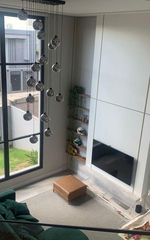 Casa à venda com 225m², 3 quartos e 4 vagas Casa à venda com 225m², 3 quartos e 4 vagasSala