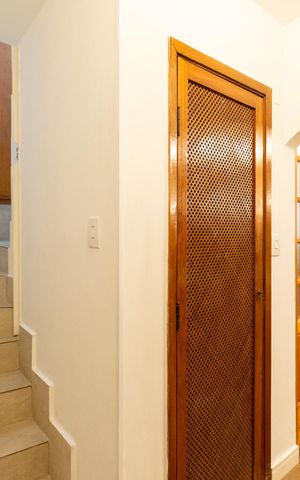 Casa à venda com 250m², 3 quartos e 2 vagas Casa à venda com 250m², 3 quartos e 2 vagasEscada