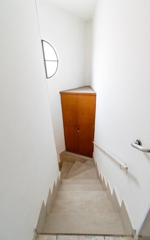 Casa à venda com 250m², 3 quartos e 2 vagas Casa à venda com 250m², 3 quartos e 2 vagasEscada