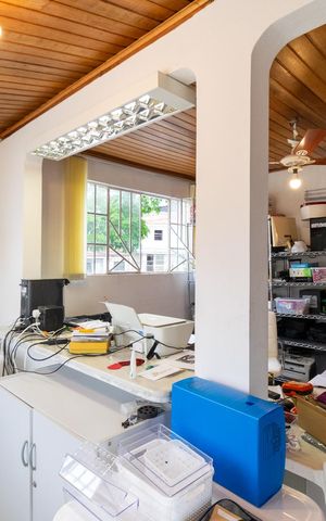 Casa à venda com 250m², 3 quartos e 2 vagas Casa à venda com 250m², 3 quartos e 2 vagasEscritório