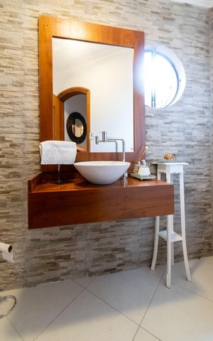 Casa à venda com 250m², 3 quartos e 2 vagas Casa à venda com 250m², 3 quartos e 2 vagasLavabo