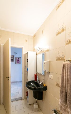 Casa à venda com 250m², 3 quartos e 2 vagas Casa à venda com 250m², 3 quartos e 2 vagasBanheiro Social