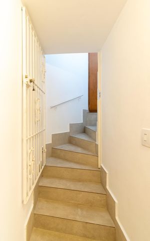 Casa à venda com 250m², 3 quartos e 2 vagas Casa à venda com 250m², 3 quartos e 2 vagasEscada