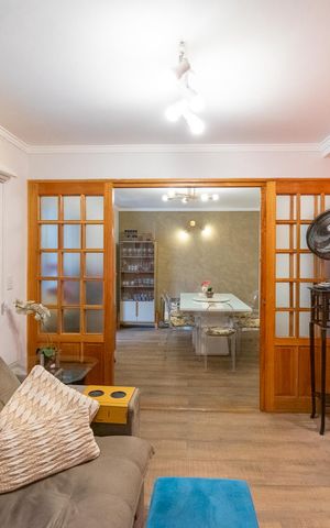 Casa à venda com 250m², 3 quartos e 2 vagas Casa à venda com 250m², 3 quartos e 2 vagasSala