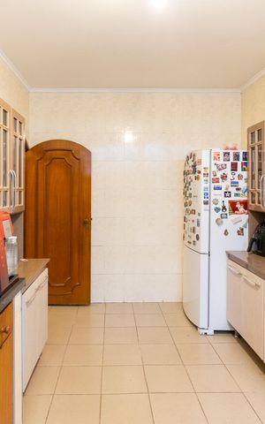 Casa à venda com 250m², 3 quartos e 2 vagas Casa à venda com 250m², 3 quartos e 2 vagasCozinha