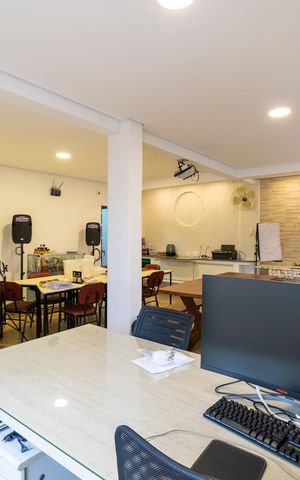 Casa à venda com 250m², 3 quartos e 2 vagas Casa à venda com 250m², 3 quartos e 2 vagasSalão de Festas