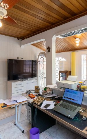 Casa à venda com 250m², 3 quartos e 2 vagas Casa à venda com 250m², 3 quartos e 2 vagasEscritório