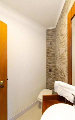 Casa à venda com 250m², 3 quartos e 2 vagas Casa à venda com 250m², 3 quartos e 2 vagasLavabo