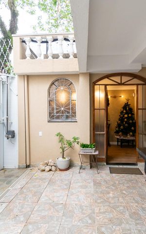Casa à venda com 250m², 3 quartos e 2 vagas Casa à venda com 250m², 3 quartos e 2 vagasGaragem