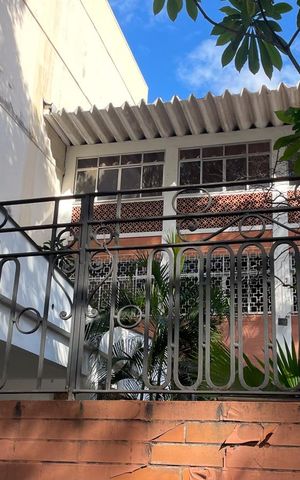 Casa à venda com 300m², 4 quartos e 2 vagasFachada
