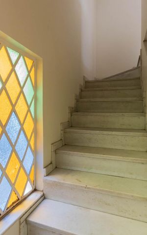 Casa à venda com 300m², 4 quartos e 2 vagasEscada