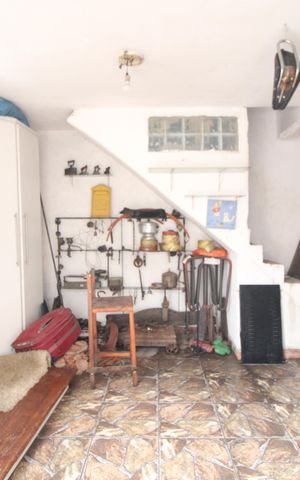 Casa à venda com 120m², 2 quartos e 2 vagasFundos da casa