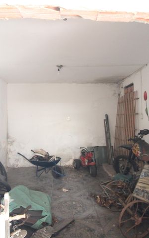 Casa à venda com 120m², 2 quartos e 2 vagasFundos da casa
