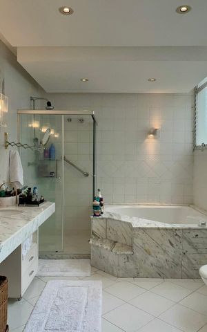 Apartamento à venda com 500m², 4 quartos e 3 vagas Apartamento à venda com 500m², 4 quartos e 3 vagasBanheiro da Suíte