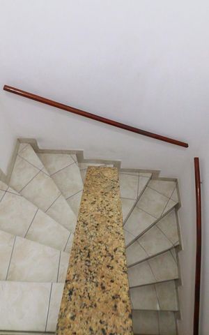 Casa à venda com 180m², 4 quartos e 4 vagas Casa à venda com 180m², 4 quartos e 4 vagasEscada