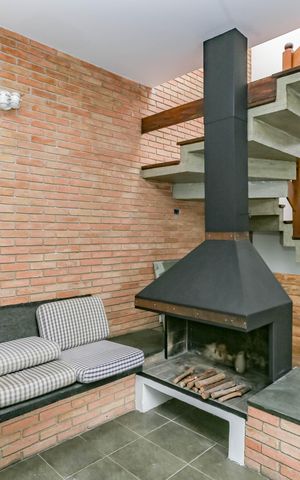Casa à venda com 190m², 3 quartos e 5 vagas Casa à venda com 190m², 3 quartos e 5 vagasSala
