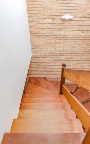 Casa à venda com 190m², 3 quartos e 5 vagas Casa à venda com 190m², 3 quartos e 5 vagasEscada