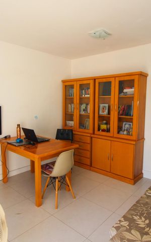Casa à venda com 215m², 4 quartos e 4 vagasEscritório
