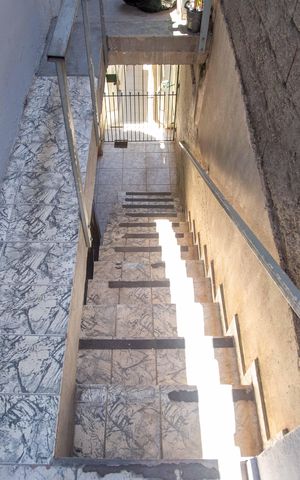 Casa à venda com 180m², 2 quartos e 2 vagasEscada