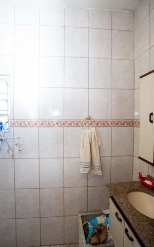 Casa à venda com 180m², 2 quartos e 2 vagasBanheiro da Suíte 2 Casa 2
