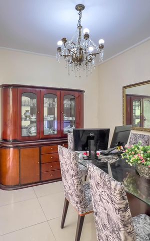 Casa à venda com 281m², 2 quartos e 2 vagas Casa à venda com 281m², 2 quartos e 2 vagasSala de jantar