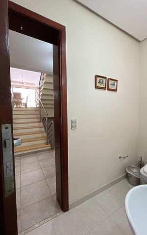 Casa à venda com 420m², 4 quartos e 5 vagasLavabo