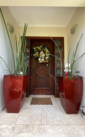 Casa à venda com 420m², 4 quartos e 5 vagasEntrada
