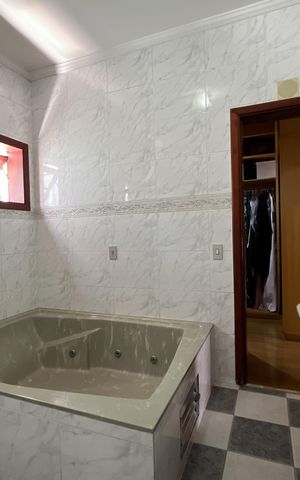 Casa à venda com 420m², 4 quartos e 5 vagasBanheiro Suíte 3