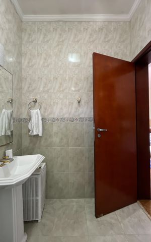 Casa à venda com 420m², 4 quartos e 5 vagasBanheiro Suíte 2