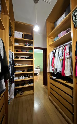 Casa à venda com 420m², 4 quartos e 5 vagasCloset