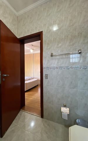 Casa à venda com 420m², 4 quartos e 5 vagasBanheiro Suíte 2
