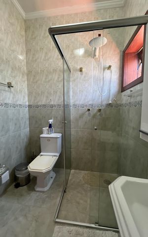 Casa à venda com 420m², 4 quartos e 5 vagasBanheiro Suíte 2