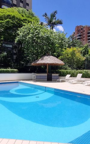 Apartamento à venda com 280m², 4 quartos e 4 vagas Apartamento à venda com 280m², 4 quartos e 4 vagasÁrea comum - Piscina