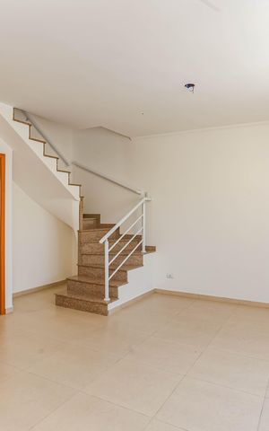 Casa à venda com 84m², 3 quartos e 2 vagas Casa à venda com 84m², 3 quartos e 2 vagasSala