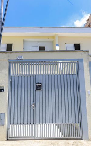 Casa à venda com 84m², 3 quartos e 2 vagas Casa à venda com 84m², 3 quartos e 2 vagasFachada
