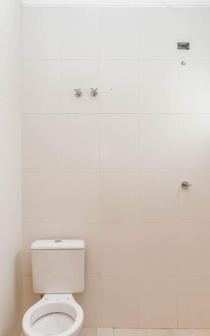 Casa à venda com 84m², 3 quartos e 2 vagas Casa à venda com 84m², 3 quartos e 2 vagasBanheiro Social
