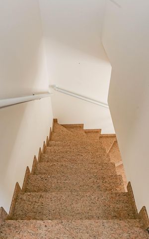 Casa à venda com 84m², 3 quartos e 2 vagas Casa à venda com 84m², 3 quartos e 2 vagasEscada