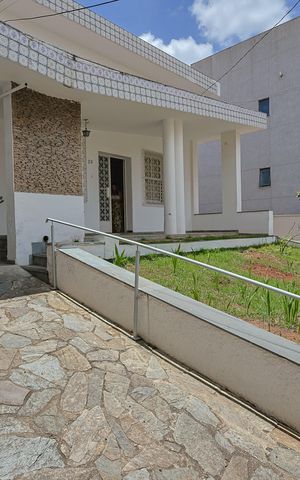 Casa à venda com 200m², 4 quartos e 4 vagas Casa à venda com 200m², 4 quartos e 4 vagasJardim