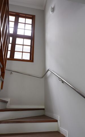Casa para alugar com 300m², 3 quartos e 3 vagasEscada para suite 2 e 3